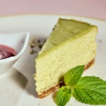 Zdjęcie jedzenia przedstawiające kawałek sernika matcha. fotografia kulinarna